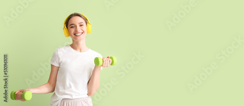 Sporty young woman with dum...
