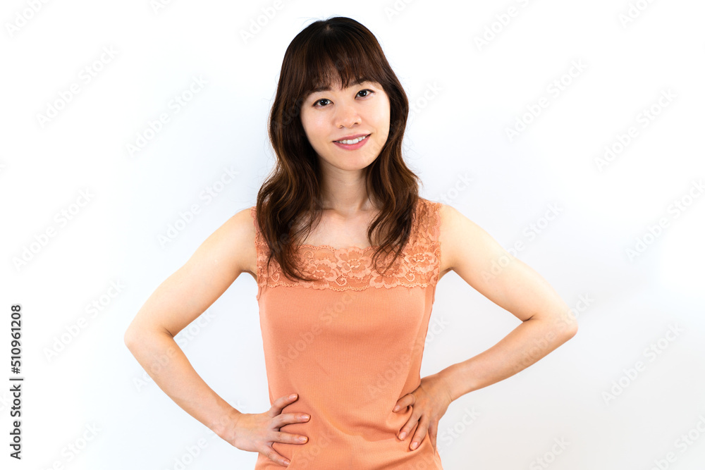 腰に手を当てる若い女性 Stock 写真 Adobe Stock