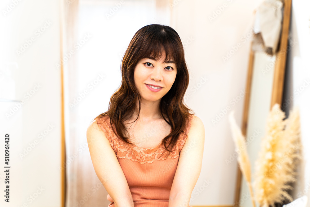 自宅で座ってくつろぐ女性 自宅で座ってくつろぐ女性