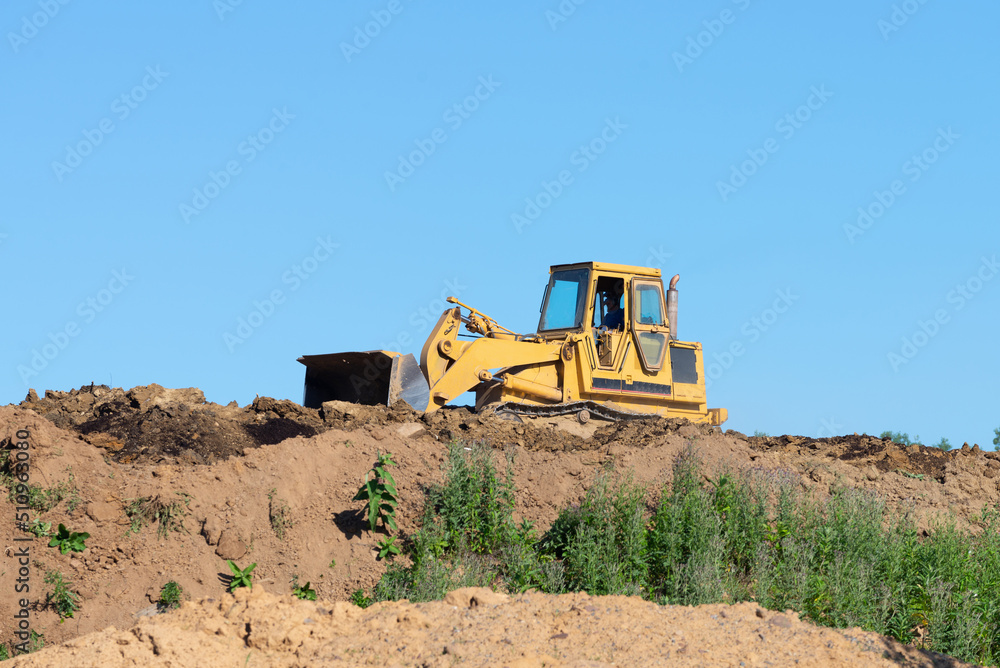 Obraz premium working in a quarry tractor