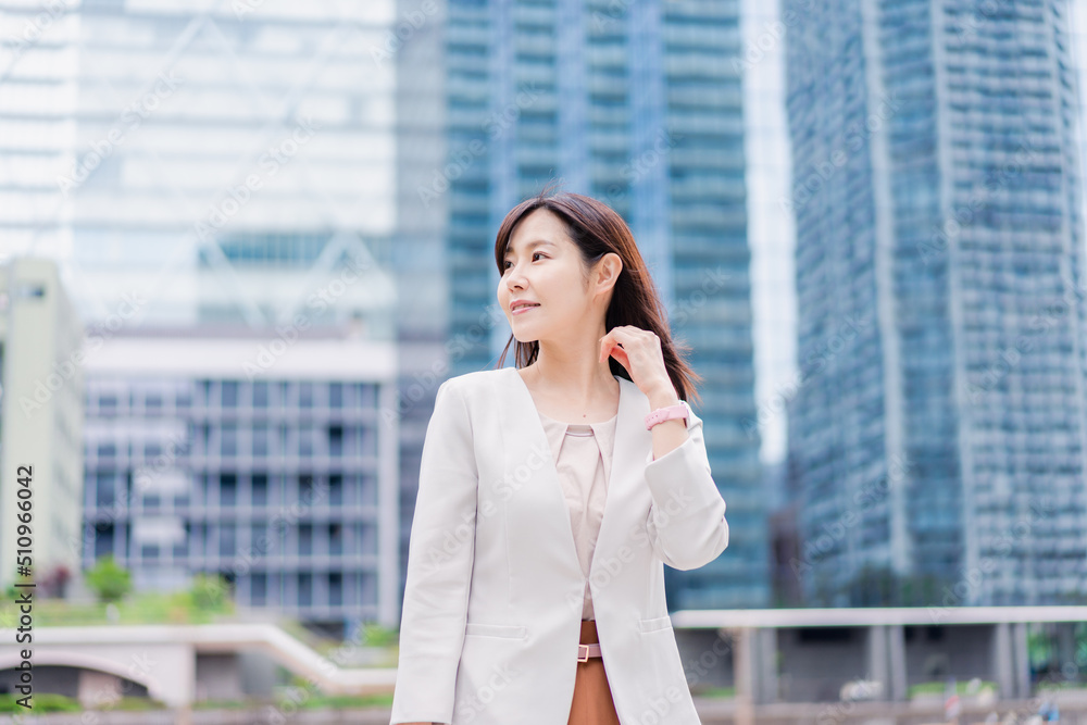 外回りをするビジネスウーマン