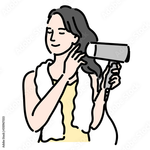 ドライヤーを使ってブローをしている長髪の若い女性
