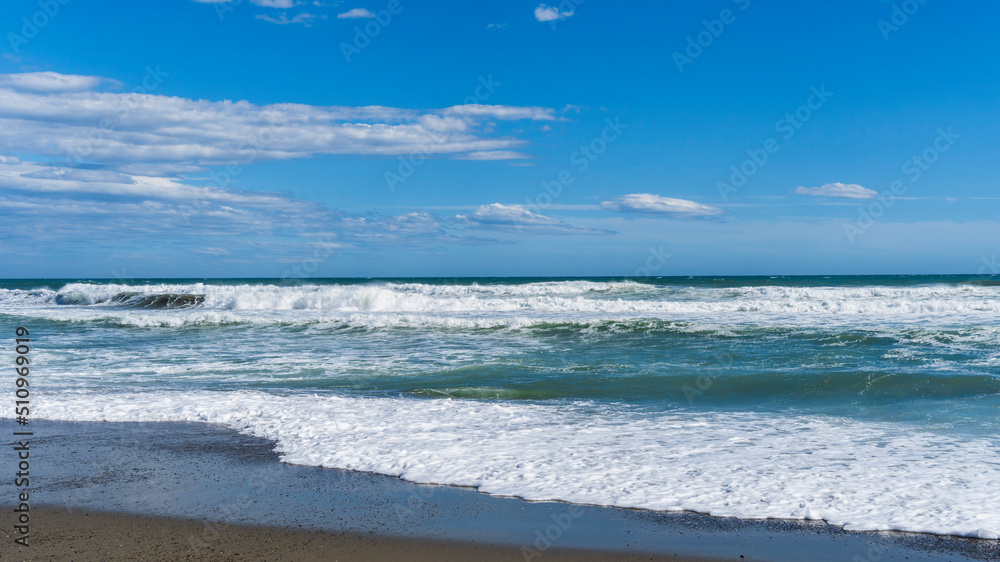 白波が打ち寄せる砂浜と青空／【御前崎ロングビーチ・サーフポイント】日本静岡県