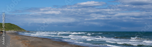 白波が打ち寄せる砂浜と青空／【御前崎ロングビーチ・サーフポイント】日本静岡県