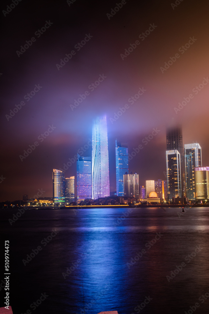 Obraz premium Beautiful harbour city scenery at night