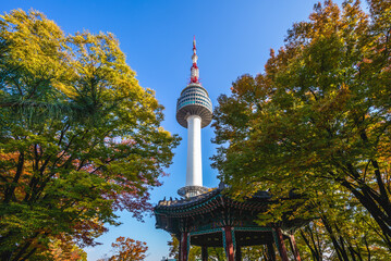 Fototapete Seoul Seoul Tower mit buntem Herbstlaub  © Richie Chan