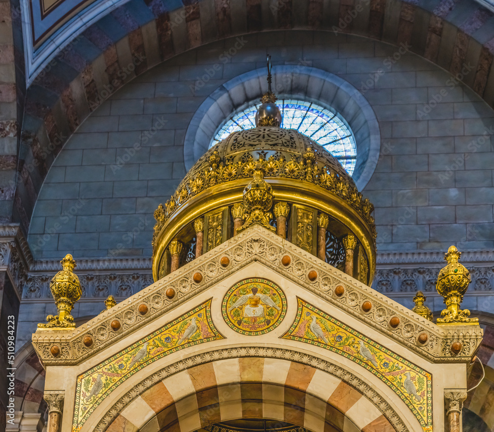 Obraz premium Cathedral Saint Mary Mejor Basilica Golden Dome Altar Marseille France