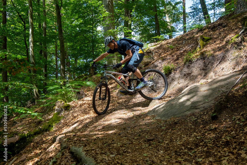 Mountainbiker fährt eine enge Spitzkehre (Singletrailskala S2) Mountainbiker fährt eine enge Spitzkehre (Singletrailskala S2)