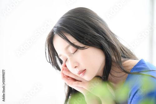 良質な睡眠に使えそうな女性のイメージ