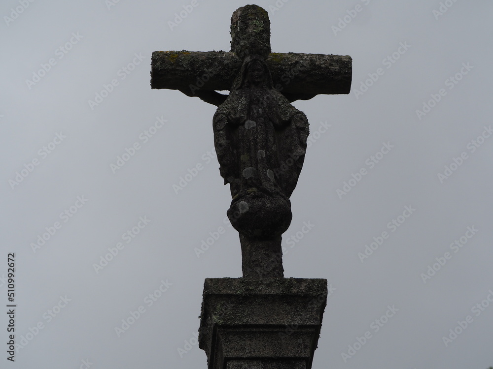 cruz con la imágen de la virgen con los brazos extendidos, con las palmas de las hacia arriba, y cubierta con un manto, mezonzo, la coruña, españa, europa
