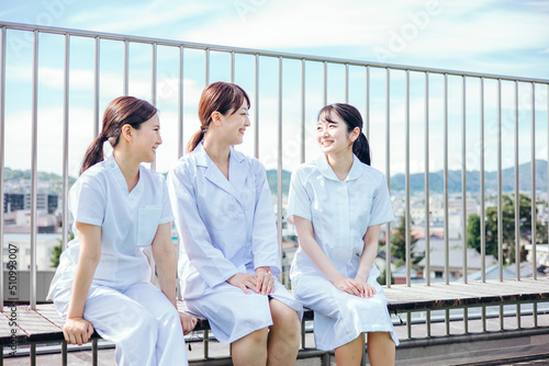 Fototapeta 病院の屋上で会話する仲の良い女性医師と看護師