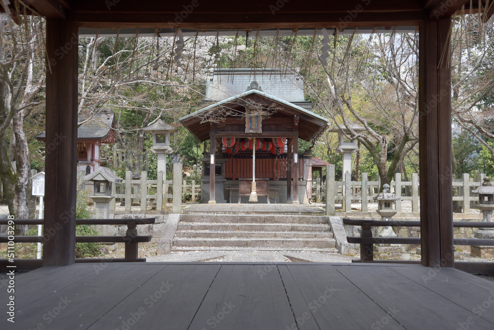 Naklejka premium 竹中稲荷社 拝殿から本殿を望む 京都市左京区吉田神社内
