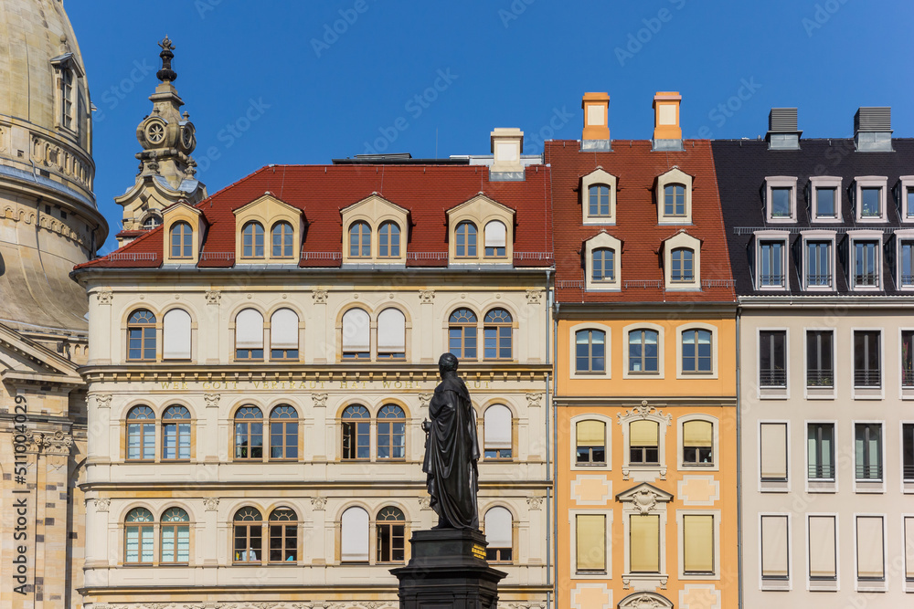 Obraz premium Statue in front of colorful houses in Dresden, Germany