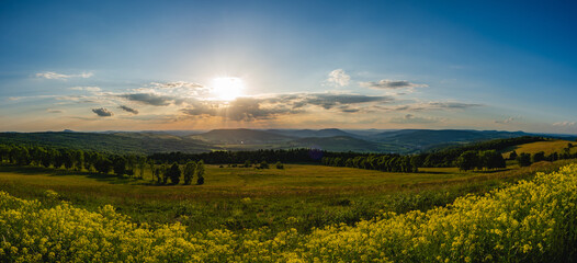 Handdoek met foto Huisarts Zonsondergang boven bloeiend koolzaadveld Rhön  © aBSicht