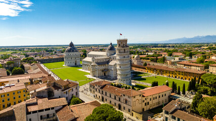 Fotobehang De scheve toren Luchtfoto Pisa op zonnige dag  © xpabli