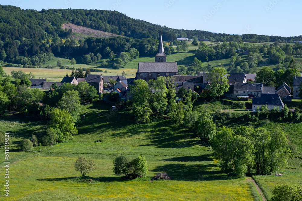 Le village pittoresque de Chastreix dans les Monts Dore dans le massif du Sancy dans le département du Puy-de-Dôme au printemps en France