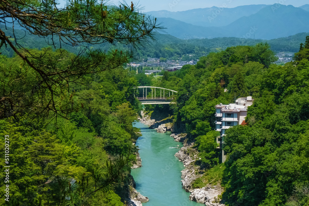 新緑の天龍峡と姑射橋　長野県