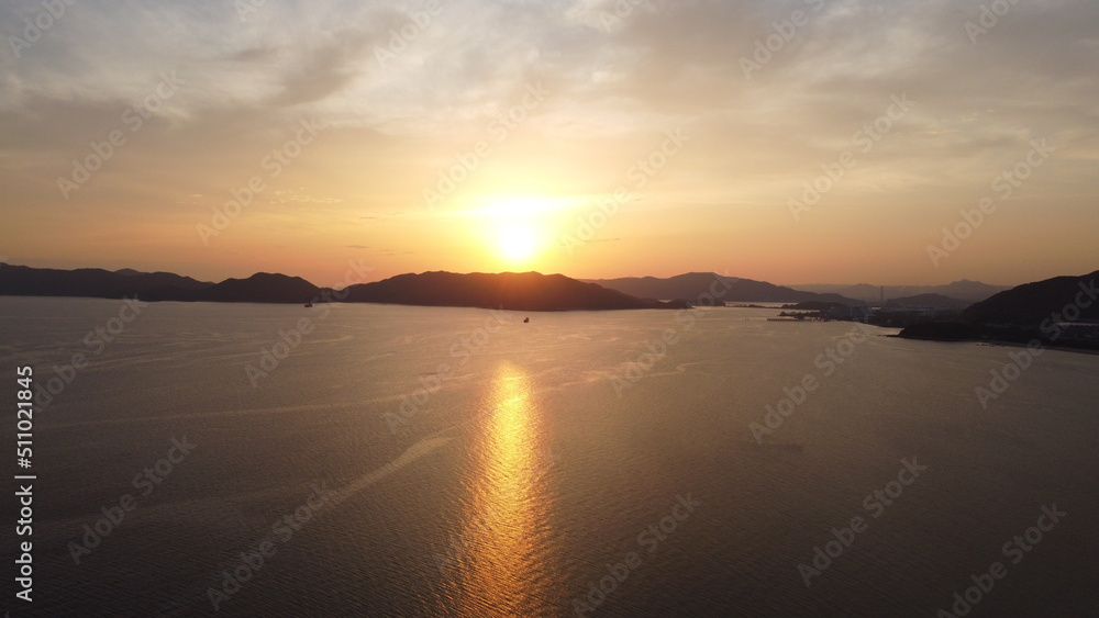 Fototapeta premium SDGs！輝く海面と太陽のHIKARI 地球の神秘な空模様#ドローン 空撮