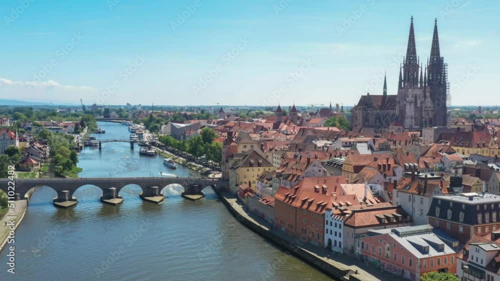 Filmmaterial der Stadt Regensburg in Bayern mit dem Fluss Donau dem Dom und der steinernen Brücke im Sommer, Deutschland Filmmaterial der Stadt Regensburg in Bayern mit dem Fluss Donau dem Dom und der steinernen Brücke im Sommer, Deutschland