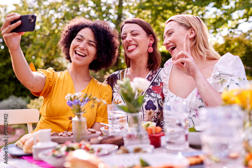 Valokuva Three Female Friends Taking Selfie On Mobile Phone Eating Meal Outdoors In Summe