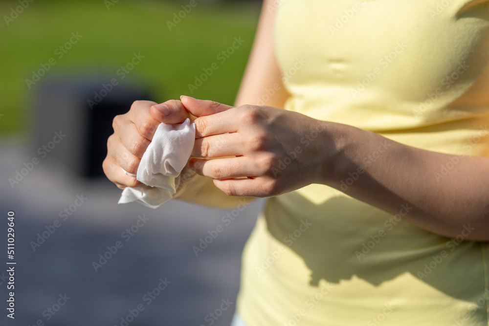 Cleaning hands with wet wipes - prevention of infectious diseases Cleaning hands with wet wipes - prevention of infectious diseases