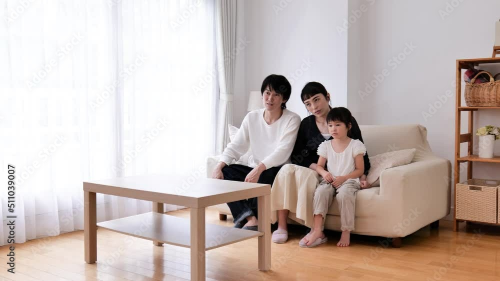 テレビを見る家族 テレビを見る家族