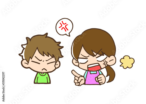 お母さんに怒られる男の子
