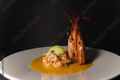 Bild auf Leinwand Ceviche de gamba con naranja y aire de cilantro