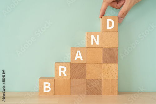 ブランドのイメージ｜「BRAND」と書かれたブロックと手