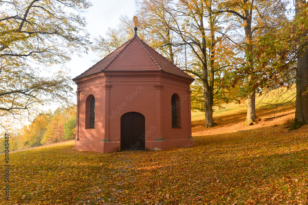 Rosenkranzkapellen in der Lindenallee am Weg zur Schönenbergkirche nahe Ellwangen (Jagst) in Baden-Württemberg Rosenkranzkapellen in der Lindenallee am Weg zur Schönenbergkirche nahe Ellwangen (Jagst) in Baden-Württemberg