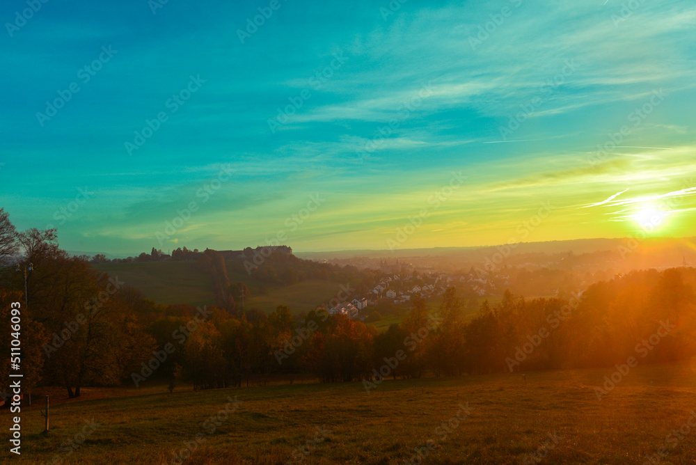 Sonnenuntergang über der Rosenkranzkapellen in der Lindenallee nahe Ellwangen (Jagst) in Baden-Württemberg