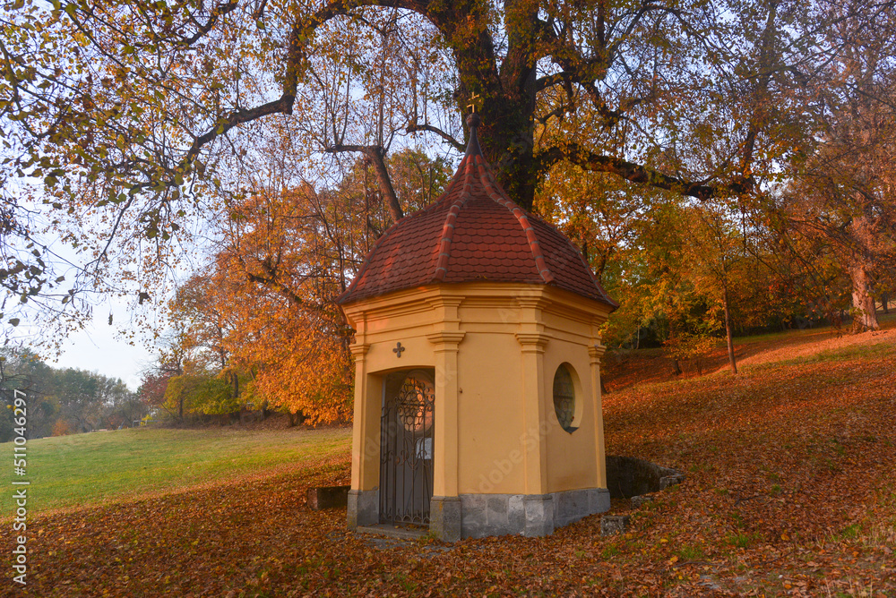 Rosenkranzkapellen in der Lindenallee am Weg zur Schönenbergkirche nahe Ellwangen (Jagst) in Baden-Württemberg  