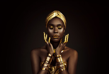 Fotobehang Zwart goud Afrikaanse godin met gouden make-up  © kharchenkoirina