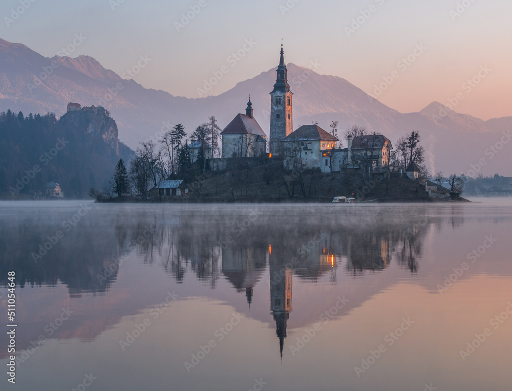 Naklejka premium Lake Bled on a cold winter morning