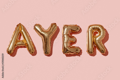 Tableau sur toile balloons forming the word yesterday in spanish