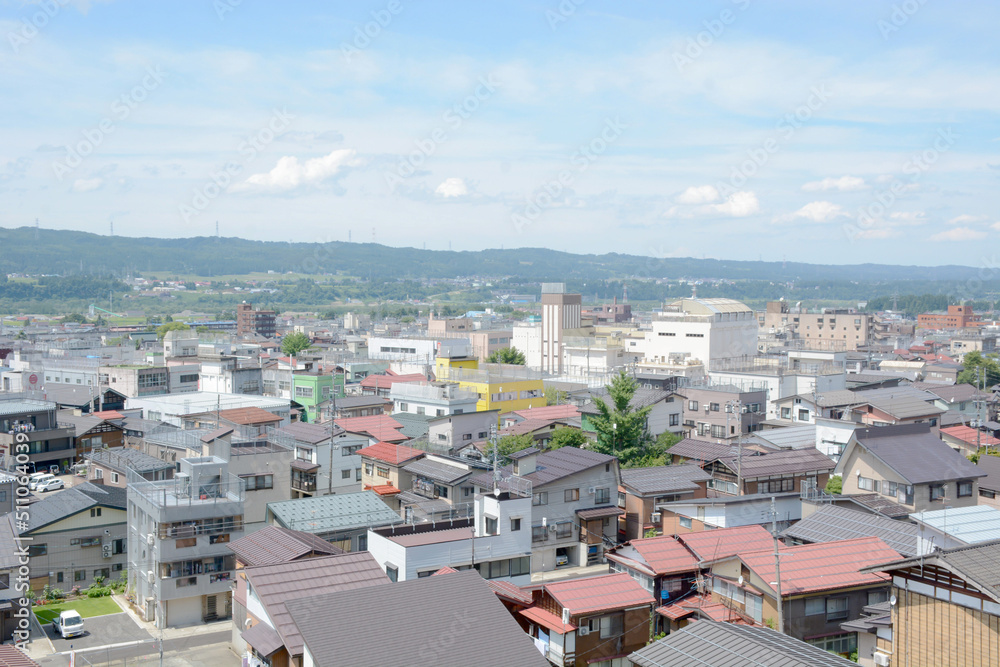 新潟県十日町市街の風景 山の稜線と街並み