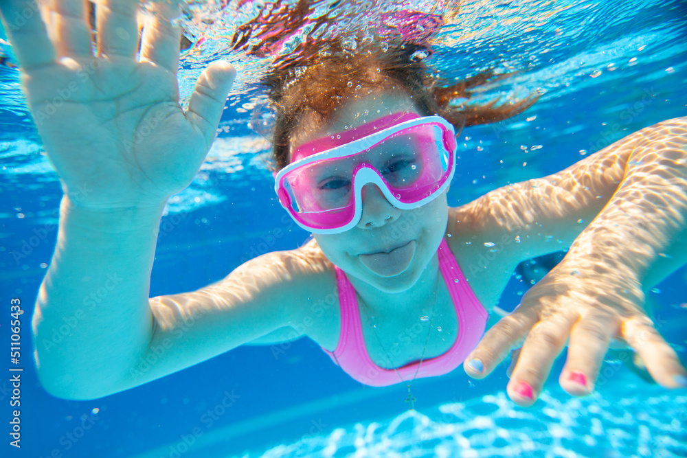 Naklejka premium girl swiming in pool