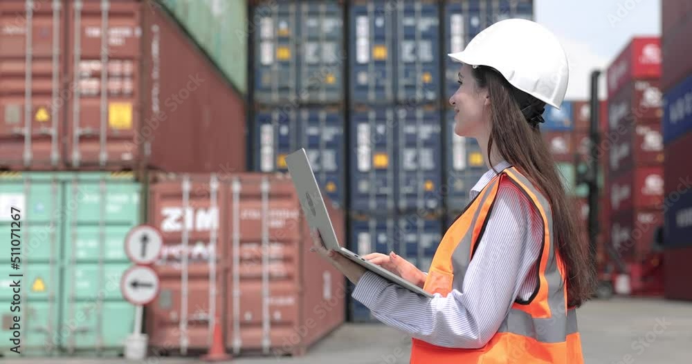 Officers are checking the orderliness of the warehouse, Warehouse for import and export, Logistics and transportation. Officers are checking the orderliness of the warehouse, Warehouse for import and export, Logistics and transportation.