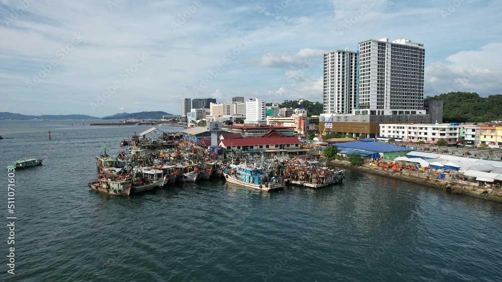 Obraz premium Kota Kinabalu, Sabah Malaysia – June 14, 2022: The Waterfront and Esplanade Area of Kota Kinabalu City Centre