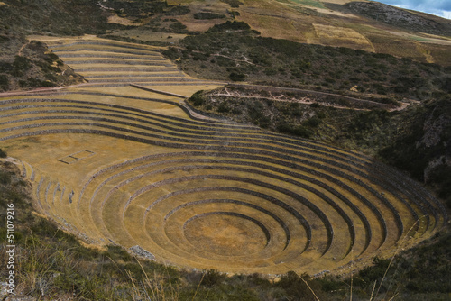 Moray en un centro arqueológico que se encuentra en cusco y esta formado por andenes circulares.