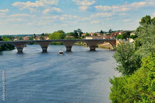 Valokuva Gabarre (river boat) sailing under the central arch of Le Vieux Pont at Bergerac