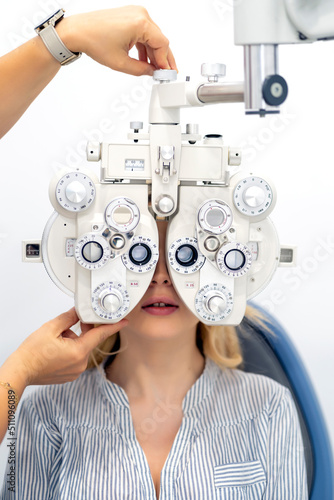 Bilde på lerret blonde girl checking her eyesight at the ophthalmologist