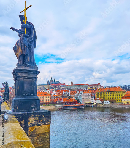 Foto St John the Baptist sculpture on Charles Bridge, Prague, Czech Republic