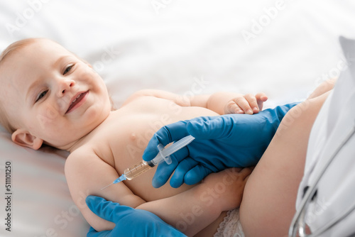 Billede på lærred Doctor vaccinating baby in clinic