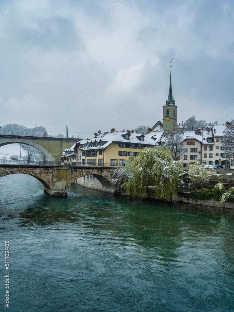 Obraz premium Bridges and swiss buildings on Aare in Bern, Switzerland