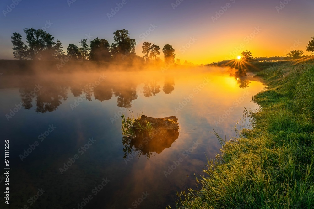 Obraz na płótnie Wschód słońca nad rzeką Wartą. Słońce, mgła i rzeka o świcie w salonie