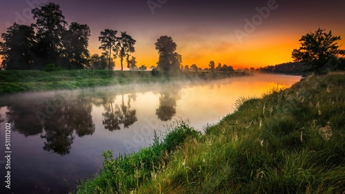 Wschód słońca nad rzeką Wartą. Słońce, mgła i rzeka o świcie © Michal45