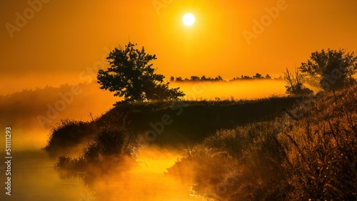 Wschód słońca nad rzeką Wartą. Słońce, mgła i rzeka o świcie