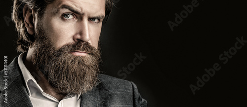 Foto Portrait of handsome bearded man in suit