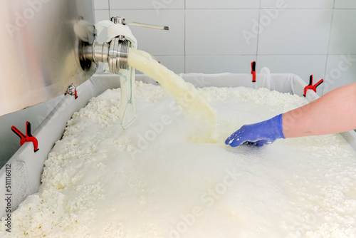 Εκτύπωση καμβά On the processing table, the whey is separated from the curd